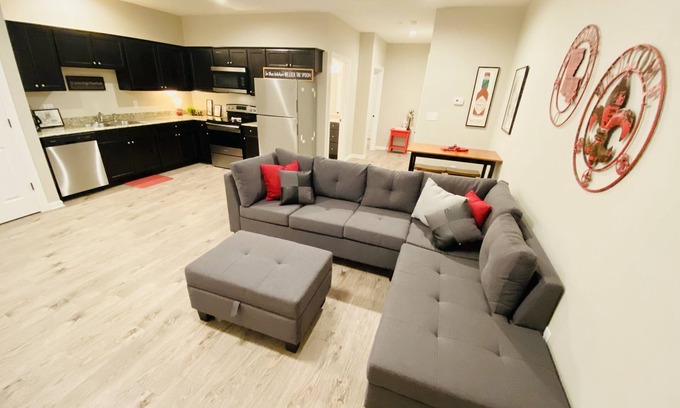 Lake Charles Apartment | 🦞BAYOU BLISS. KNG BED/WIFI.LONG STY BIG DISCNTS🦞