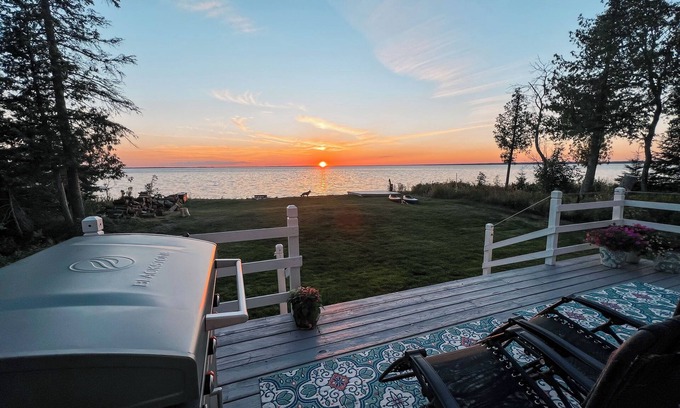 Kincheloe Cottage | Bayside Bungalow: Golden Leaves and Lakefront Sunsets – Book Your Fall Escape!