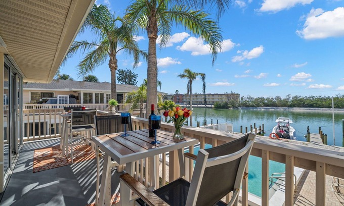 Siesta Key Condo | Bayside Escape-Condo w/Dock, Pool, and Near Beach