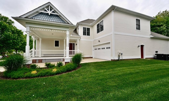 Sun Ridge House | Bayside Resort: Beautiful 5 Bedroom House -close to pools!