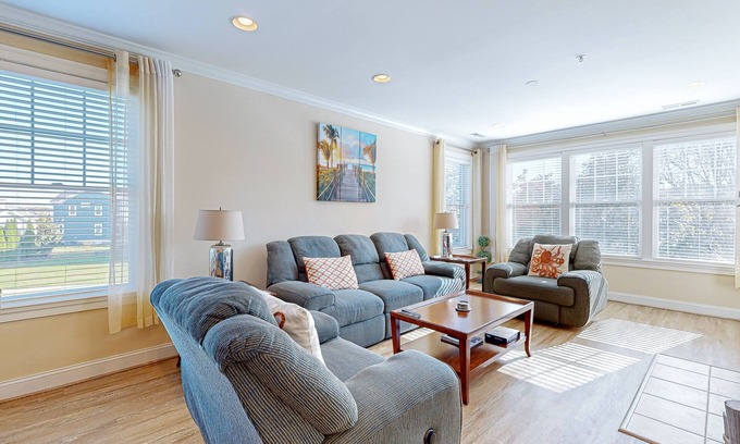 Sun Ridge Condo | Bayside Resort condo w/shared pools, hot tub, sauna & tennis courts