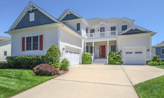 The Commons House | Bayside Resort house w/shared sauna, private gas grill, golf on-site & fireplace