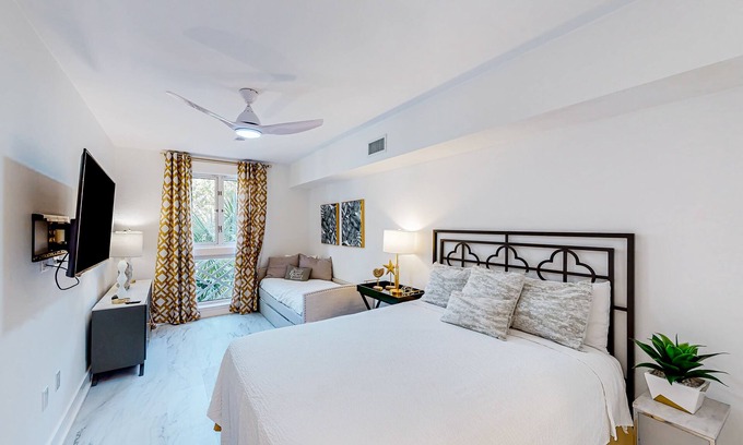 Baytowne Wharf Apartment | Baytowne Wharf studio with a kitchenette plus pool, hot tub, & fitness room