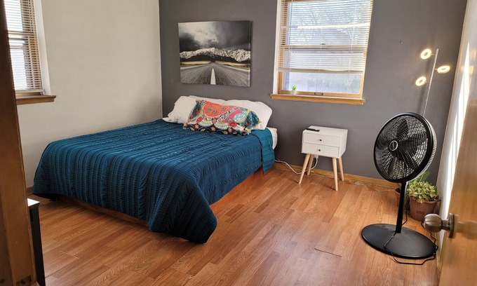Bay View Apartment | Bayview - Milwaukee's trendiest area . Walk to everything!