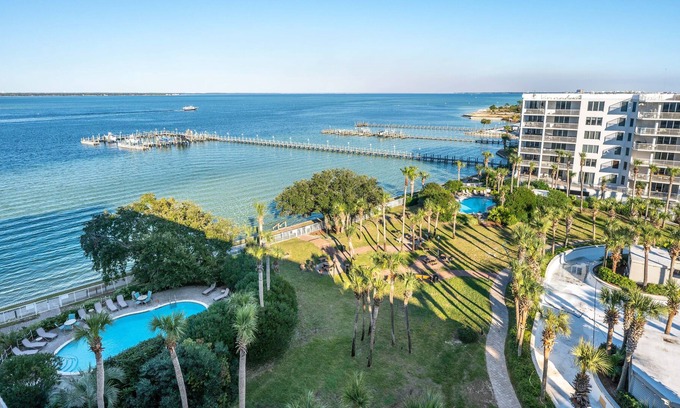 Fort Walton Beach Condo | Bayview Penthouse Condo w/ Lazy River Lagoon Pool