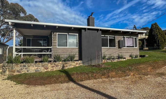 Goughs Bay House | Bayview Retreat - Enjoy watersports at Lake Eildon