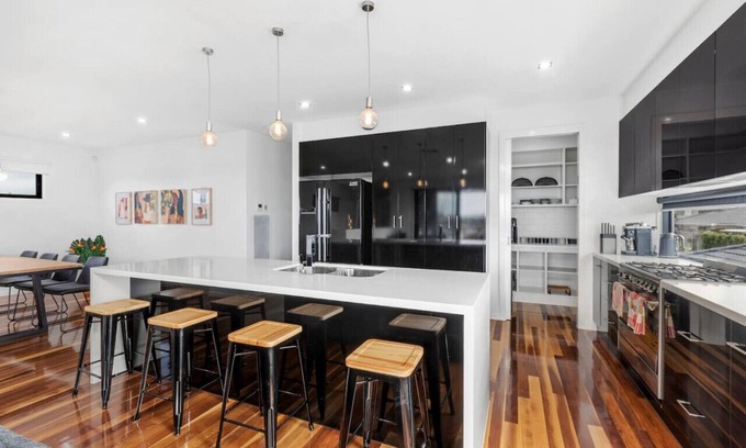 Curlewis House | Bayview- Sleeps 14, Aircon, Garage, Pets welcome!