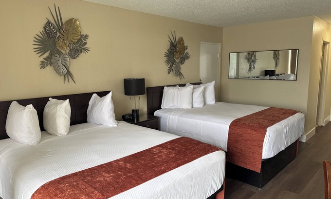 Trailer Estates Hotel | Bayview Waterfront Room, Heated Pool, Tiki Bar & Grill !