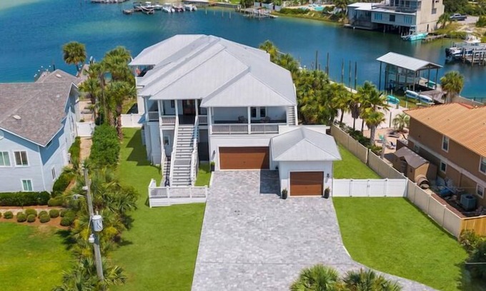 Holiday Isle House | Baywatch. 6 Bdrm, Boaters Dream, Seasonal Heated Pool/Spa, Beach, Golf Cart