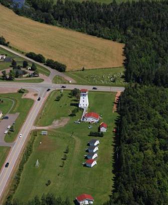 Brackley Beach Resort | Baywatch Lighthouse Cottages & Motel