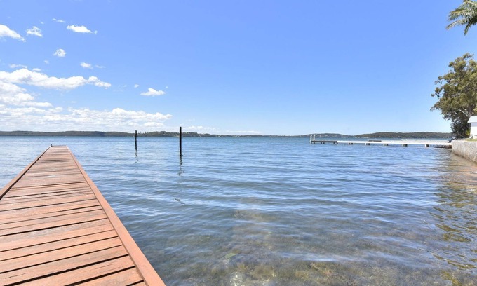 Silverwater House | Baywatch Waterfront Lake Retreat with Private Jetty at Silverwater Lake Macqaurie