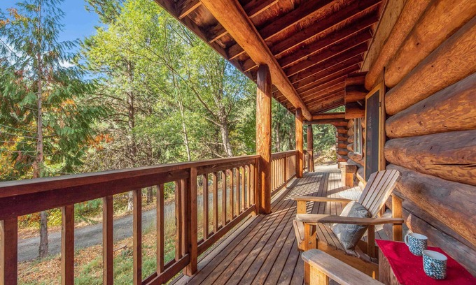 Leavenworth Cabin | BBQ-20 Acres-15 Minutes to Leavenworth-Bear Ridge Cabin-Cozy Log Home