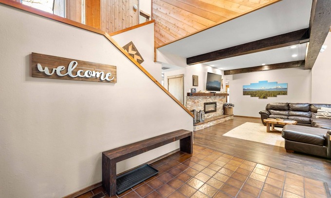 Black Butte Ranch House | BBR Home - Close to GM pool. Great for Families! Separate rec room and apt.