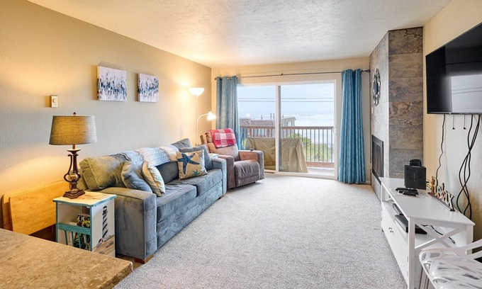 Lincoln City Condo | Be More Pacific - A cute ocean view condo with balcony