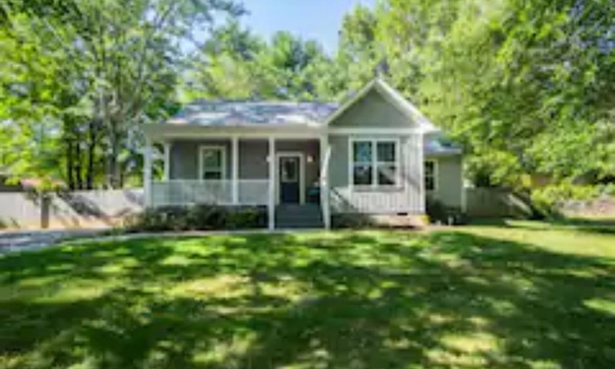 Skyland House | Be our guest-3-bedroom house in a great location!
