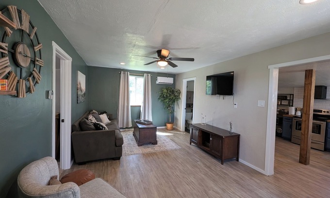 Grants Pass House | BE OUR GUEST!! Charming 1-bedroom house in beautiful Grants Pass