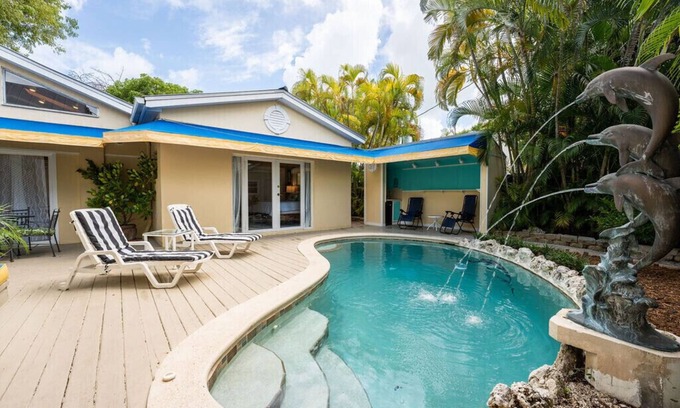 Midtown House | BE STILL- 4 Bedroom, 3 Bath with POOL & Guest Cottage