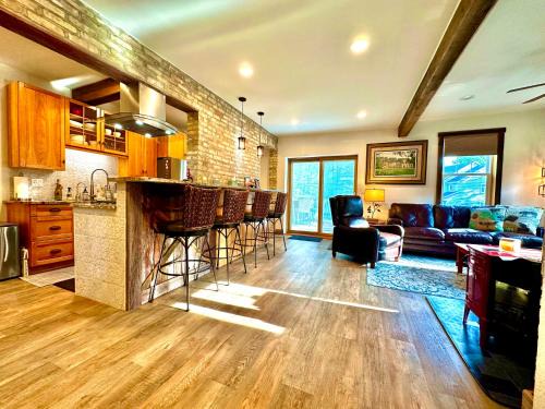 Port Washington Apartment | Be Still & Know, Fireplace, Firetable, Walk to Port