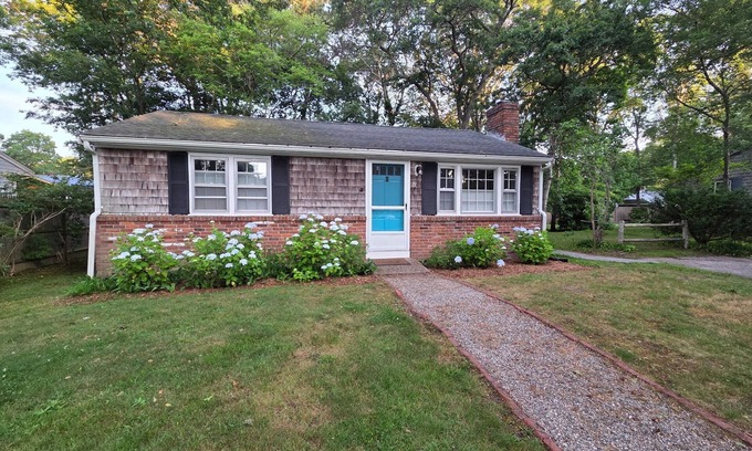 West Hyannisport Cottage | Beach 0.7 Mi walk to Craigville & Covell. A/C, bikes 3 Day min Sept & Oct