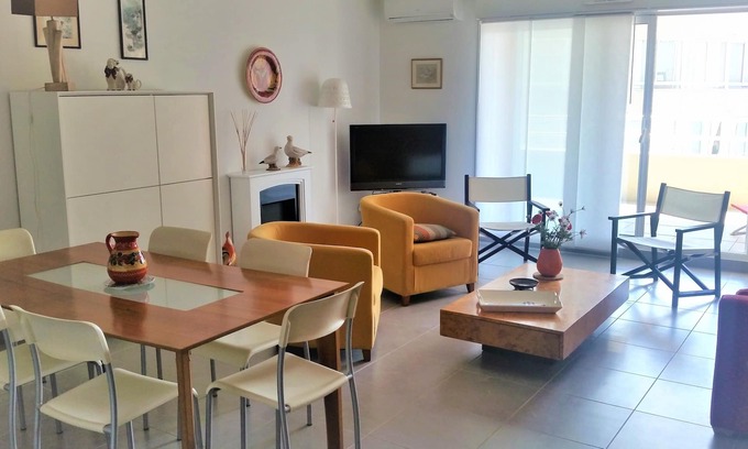 Palavas-les-Flots Apartment | Beach 20m, sea view, 3rd floor, private lift/parking/charging station