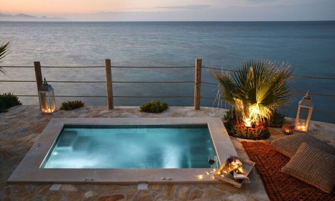 Amoudi Apartment | Beach Apartment Antonia with Sea View & Outdoor Jetted Tub