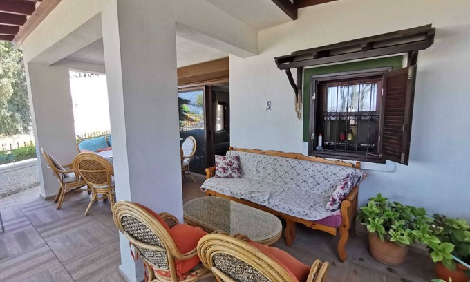Dagbelen House | Beach apartment with large terrace and sea view
