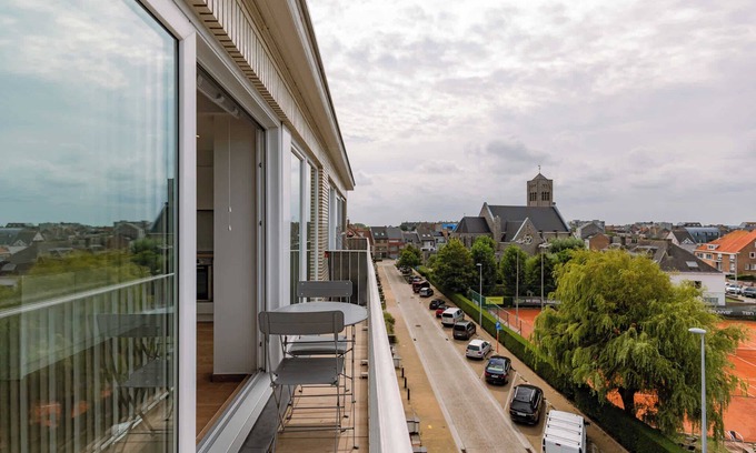 Ostend House | Beach, Balcony & City Exploration!