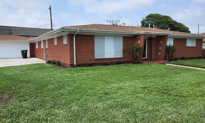 Galveston House | Beach Bird - 2 minute walk to the Beach