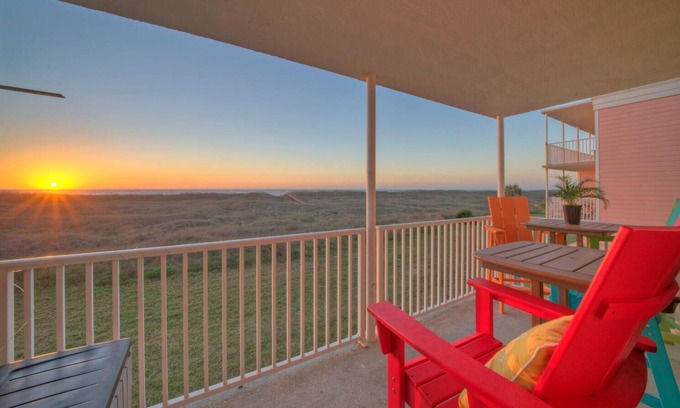 Port Aransas Condo | Beach Boardwalk, Gulf View, Pool, Tennis+Pickleball | Beach Please! by AvantStay