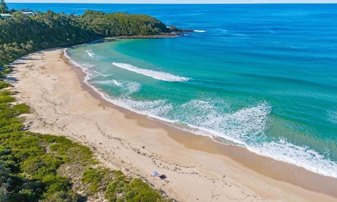Mollymook House | Beach Breeze Summary: