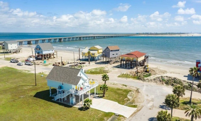 San Luis House | Beach, Bridge & Bites—Scenic Stay with Stellar Fishing Access