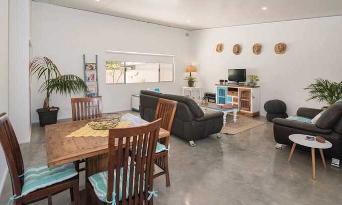 West Busselton House | Beach Bum Bungalow 1- WIFI, Short walk to the beach