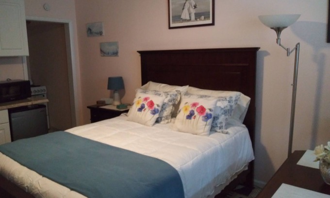 Atlantic City Apartment | Beach Bum's Haven. Private suite located one block from beach and boardwalk.