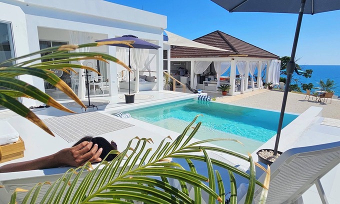 Treasure Beach Villa | Beach Chic 2-Bedroom Villa – 100% 5-Star Rated - Luxury Redefined