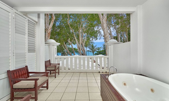 Palm Cove Apartment | Beach Club Oceanview Spa Suite in Palm Cove
