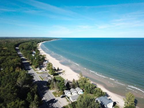 Oscoda House | Beach Club of Oscoda Garden Cottage on the Lake