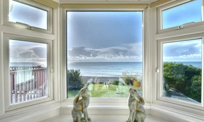 Cooden House | Beach Corner - awesome views!nn