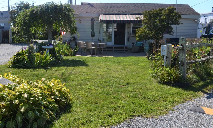 Snug Harbor Cottage | Beach Cottage on beautiful Potter's Pond