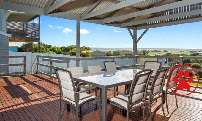 Middleton House | Beach Cottage - One Street to Beach, Recently Renovated Holiday Home