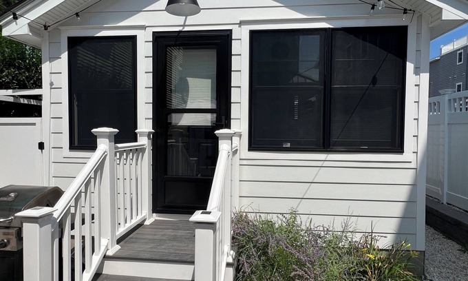 Ship Bottom Cottage | Beach Cottage, sleep 4, 3 house from the beach!