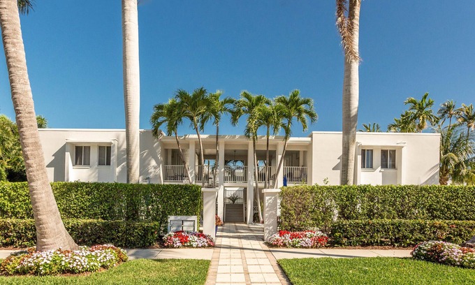 Old Naples Condo | BEACH DREAMING Luxury condo, newly renovated on 5th Ave; Steps to beach & dining