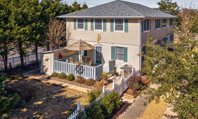 Northeast Virginia Beach House | Beach Escape - 2 minute walk to the Beach!