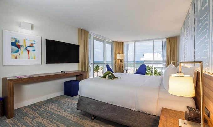 Central Beach Hotel | Beach Escape Room with Pool Near Hugh Taylor Birch Park