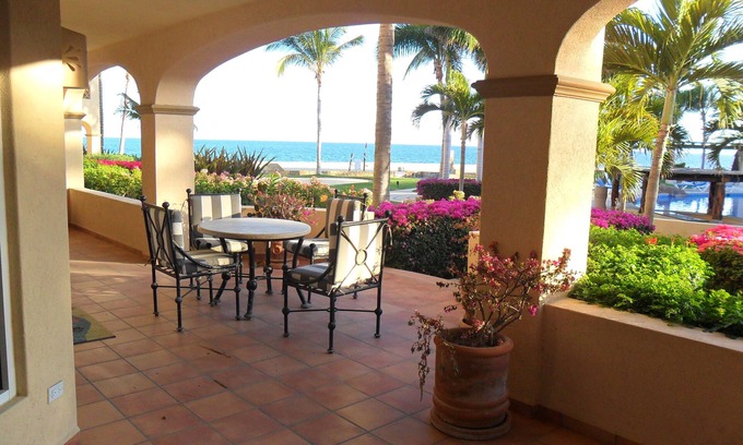 Zona Hotelera Condo | Beach Front Ground Floor Las Mananitas #102 2bed, 1 wk Specials