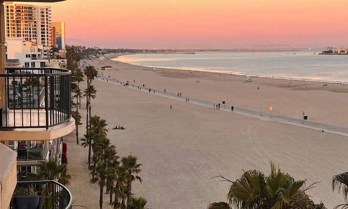 Alamitos Beach Condo | Beach front Condo with Direct access to the beach