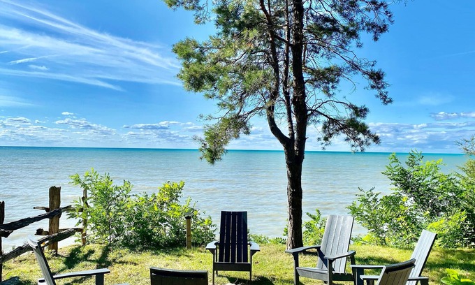Lambton Shores Cottage | ☀BEACH FRONT large private family cottage☀️