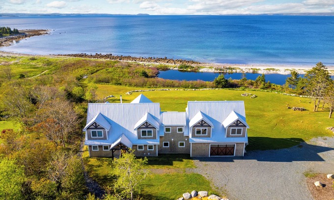 Queensland House | Beach Front Oasis - Custom-built Timber Frame Home on Cleveland Beach 12 guests