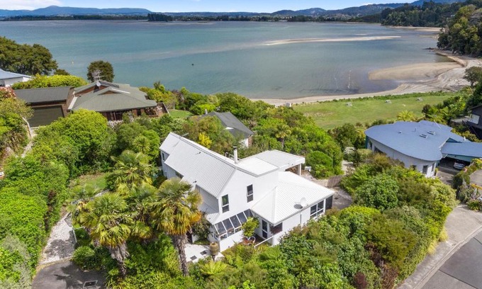 Kaiteriteri Cabin | BEACH FRONT:Palms-on-the-beach.KAITERITERI.