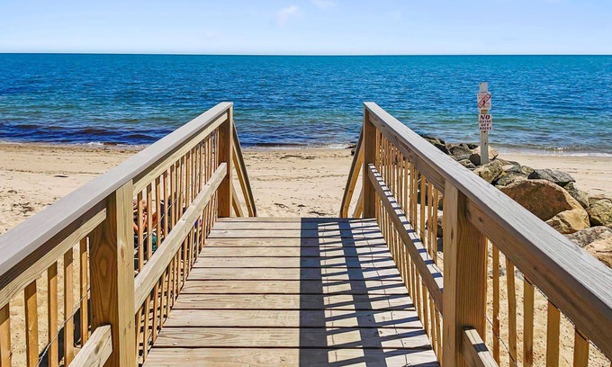Dennis Port Cottage | Beach front studio with queen bed, grill, outdoor shower