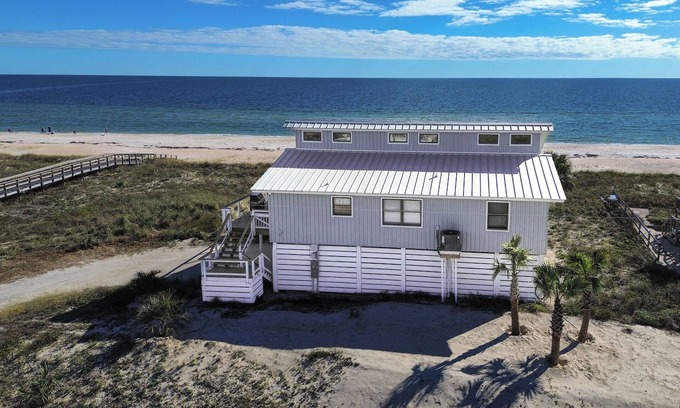 East End House | BEACH FRONT - 3 Bed 2 Bath, Remodeled, Pet Friendly, Hot Tub, Fire Pit